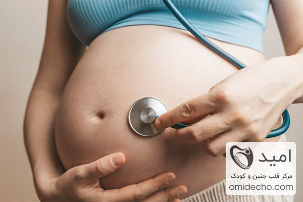 استفاده از گوشی پزشکی برای شنیدن ضربان قلب جنین در خانه
